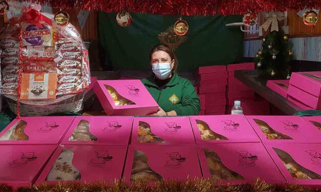 La Veracruz vende sus Roscones de Reyes en el Mercado Solidario en la Plaza de Abastos