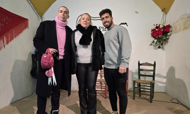 Las saetas desde balcones vuelven a emocionar en las calles durante la Semana Santa
