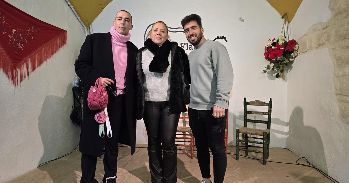 Las saetas desde balcones vuelven a emocionar en las calles durante la Semana Santa