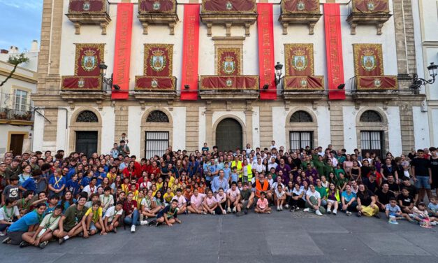La gran alfombra de sal engalana el centro en honor a la Patrona
