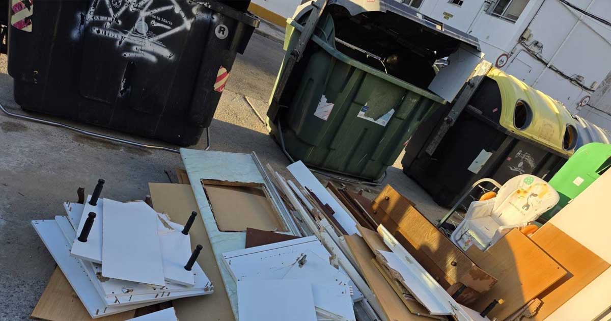 Nueva sanción en El Puerto por el abandono de muebles y enseres en la vía pública