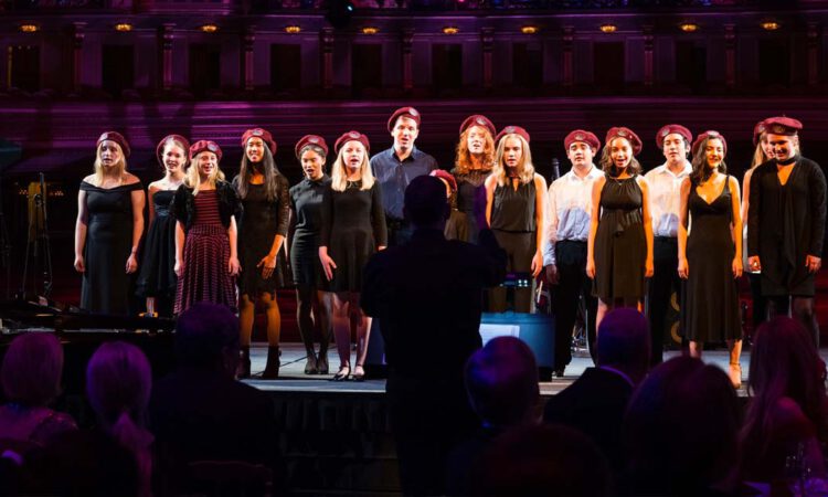 Un coro juvenil de la Ópera de San Francisco lleva la música internacional al Monasterio San Miguel