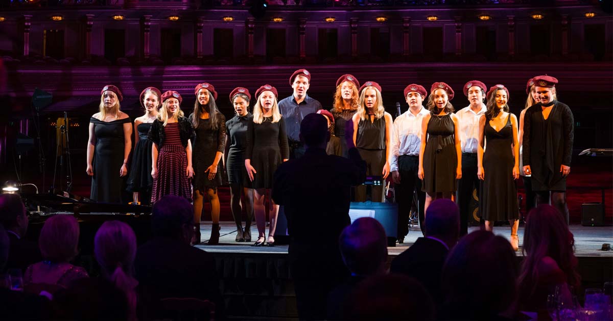 Un coro juvenil de la Ópera de San Francisco lleva la música internacional al Monasterio San Miguel