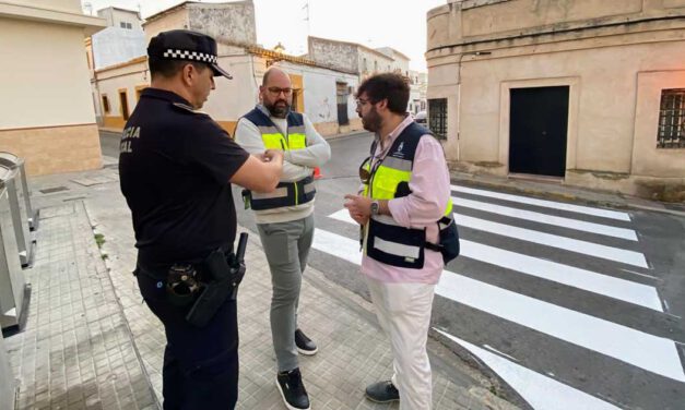 El Ayuntamiento refuerza la seguridad vial con el repintado de pasos de peatones en el Barrio Alto