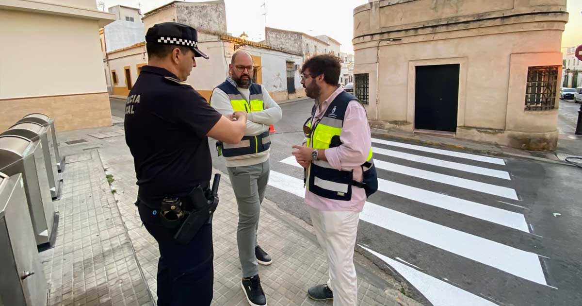 El Ayuntamiento refuerza la seguridad vial con el repintado de pasos de peatones en el Barrio Alto