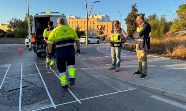El Ayuntamiento renueva la señalización vial en la Avenida de Valencia y calle del Ferrocarril
