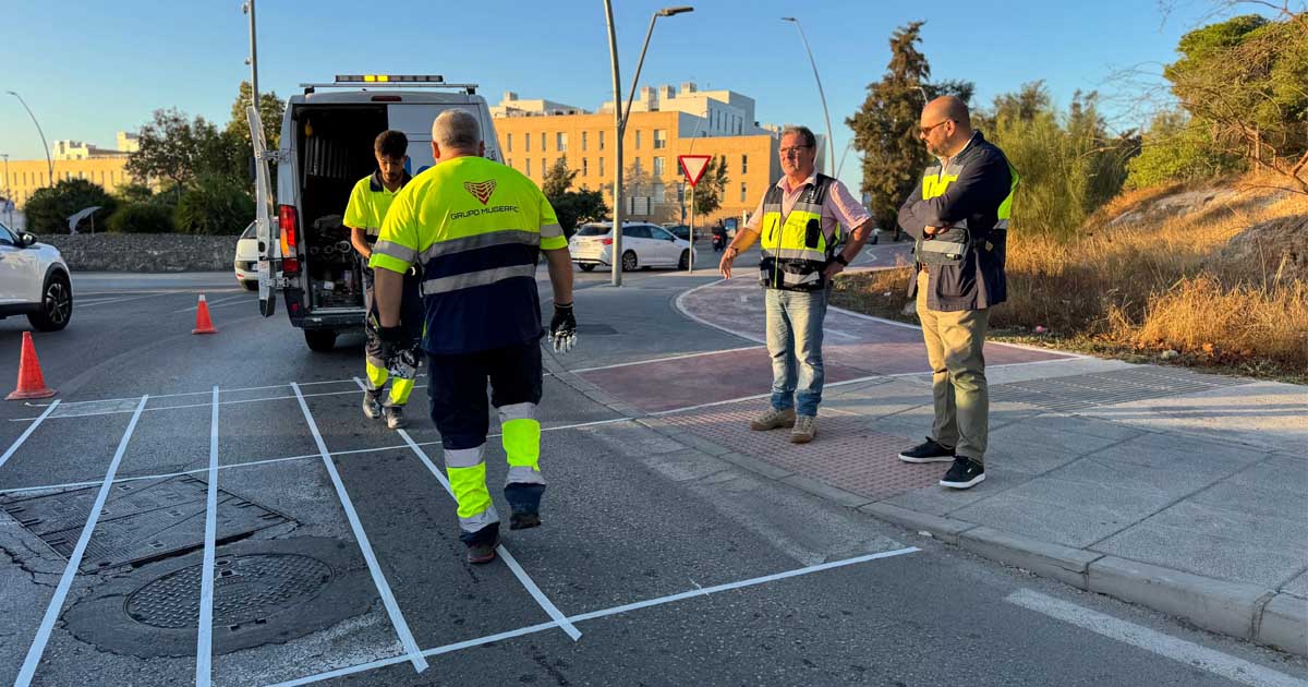 El Ayuntamiento renueva la señalización vial en la Avenida de Valencia y calle del Ferrocarril
