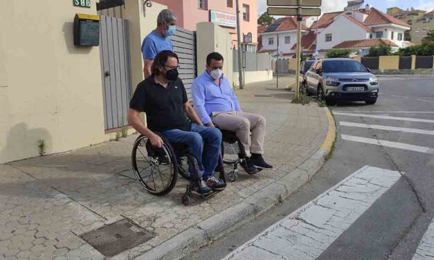 Curro Martínez reitera su apuesta por la accesibilidad recorriendo en silla de ruedas las calles de El Puerto