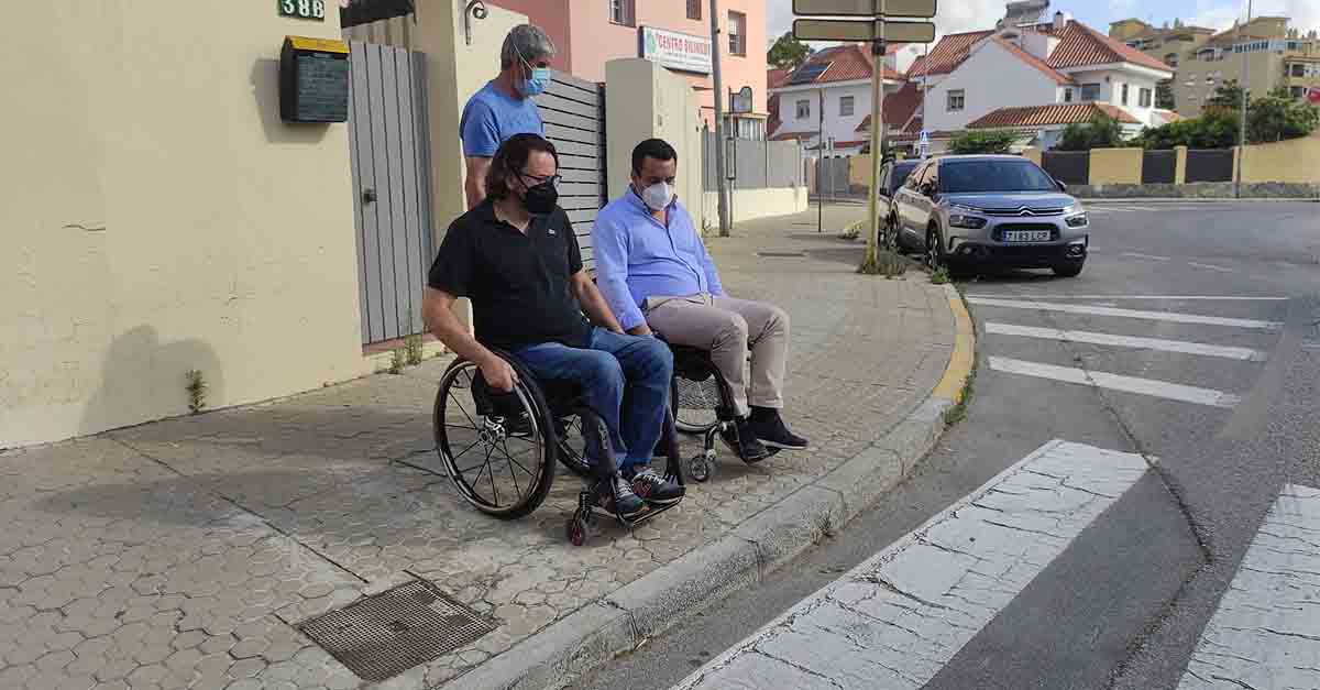 Curro Martínez reitera su apuesta por la accesibilidad recorriendo en silla de ruedas las calles de El Puerto
