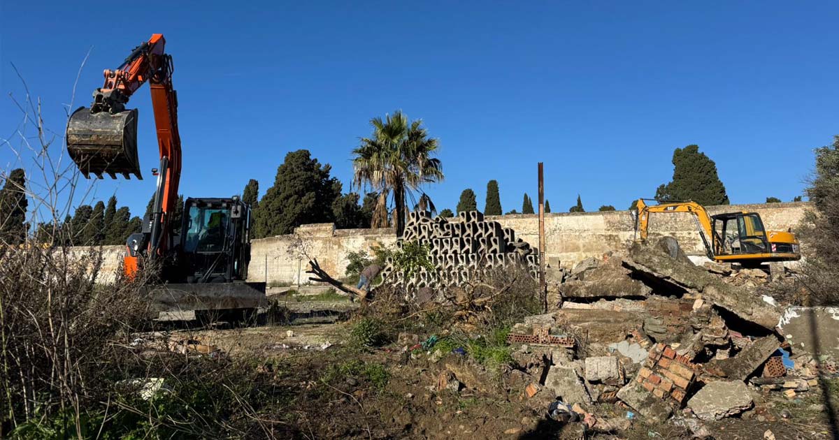 El Ayuntamiento de El Puerto derriba un inmueble en ruinas en la avenida de Sanlúcar por riesgo para la seguridad