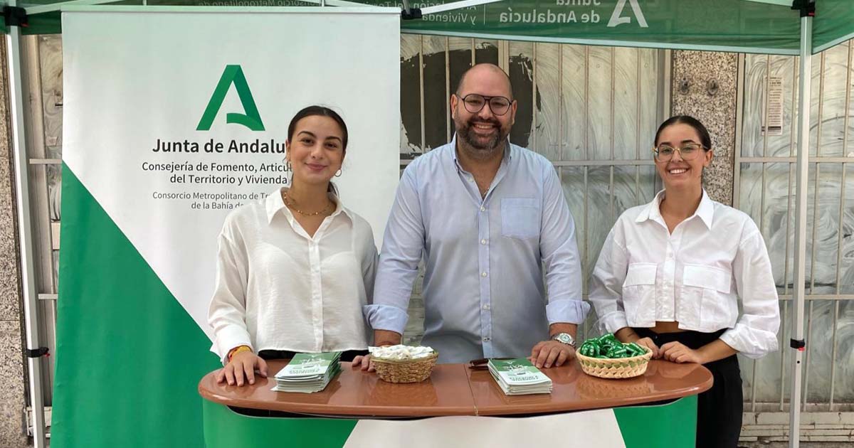 La Placilla acoge un stand informativo sobre la Tarjeta de Transporte del Consorcio