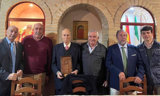 El Club Taurino El Rabo homenajea a Antonio González Sabio en el cierre de su Ciclo de Tertulias 2025