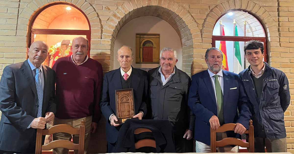 El Club Taurino El Rabo homenajea a Antonio González Sabio en el cierre de su Ciclo de Tertulias 2025