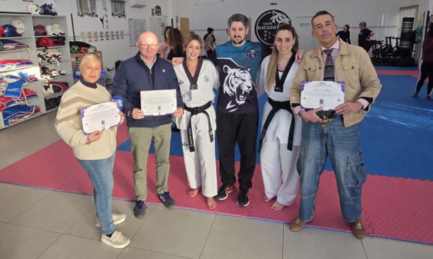 Una jornada de autoprotección femenina reúne a 30 mujeres en el Club Taekwondo Baekho