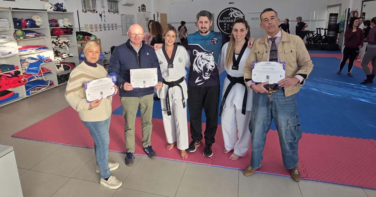 Una jornada de autoprotección femenina reúne a 30 mujeres en el Club Taekwondo Baekho