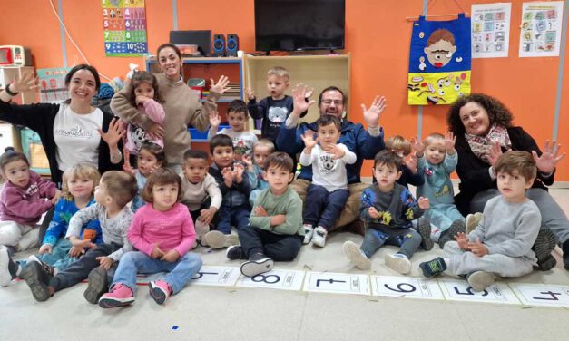 El alumnado de Infantil del CEIP Sericícola disfruta del taller "Tu música, mi música"