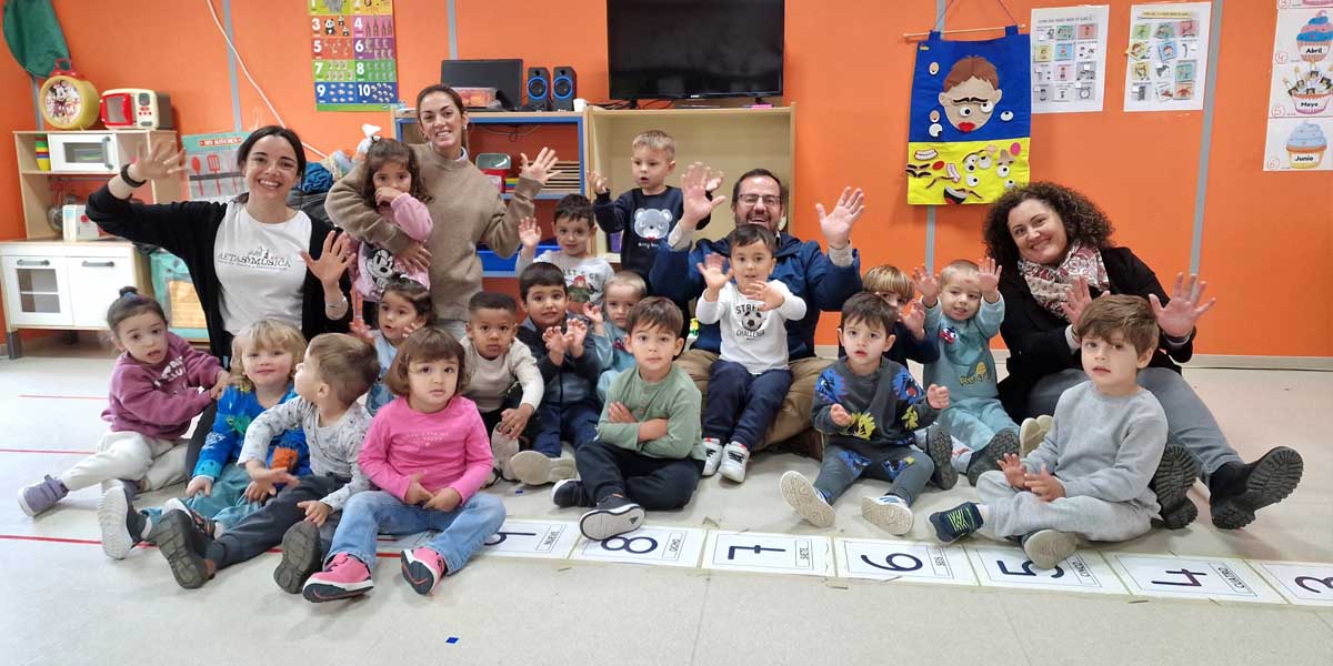 El alumnado de Infantil del CEIP Sericícola disfruta del taller "Tu música, mi música"