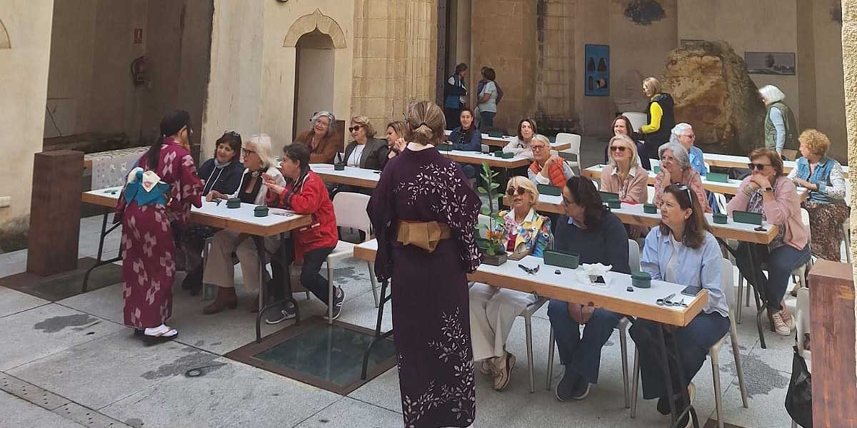 El arte floral japonés deslumbra en la XXVI Fiesta de los Patios Portuenses