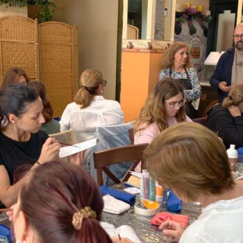 Un taller de manualidades reúne en El Puerto a vecinos interesados en creatividad y artesanía