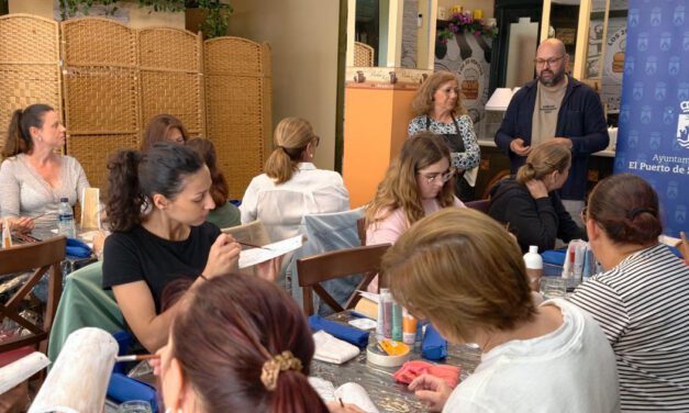 Un taller de manualidades reúne en El Puerto a vecinos interesados en creatividad y artesanía
