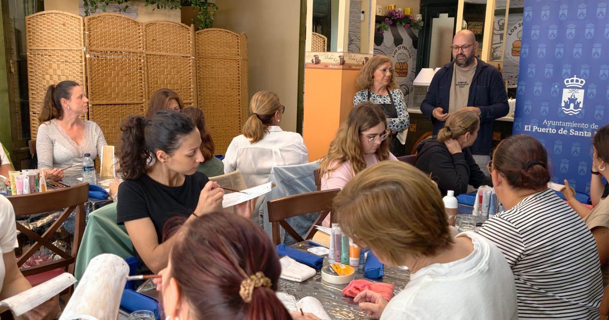 Un taller de manualidades reúne en El Puerto a vecinos interesados en creatividad y artesanía