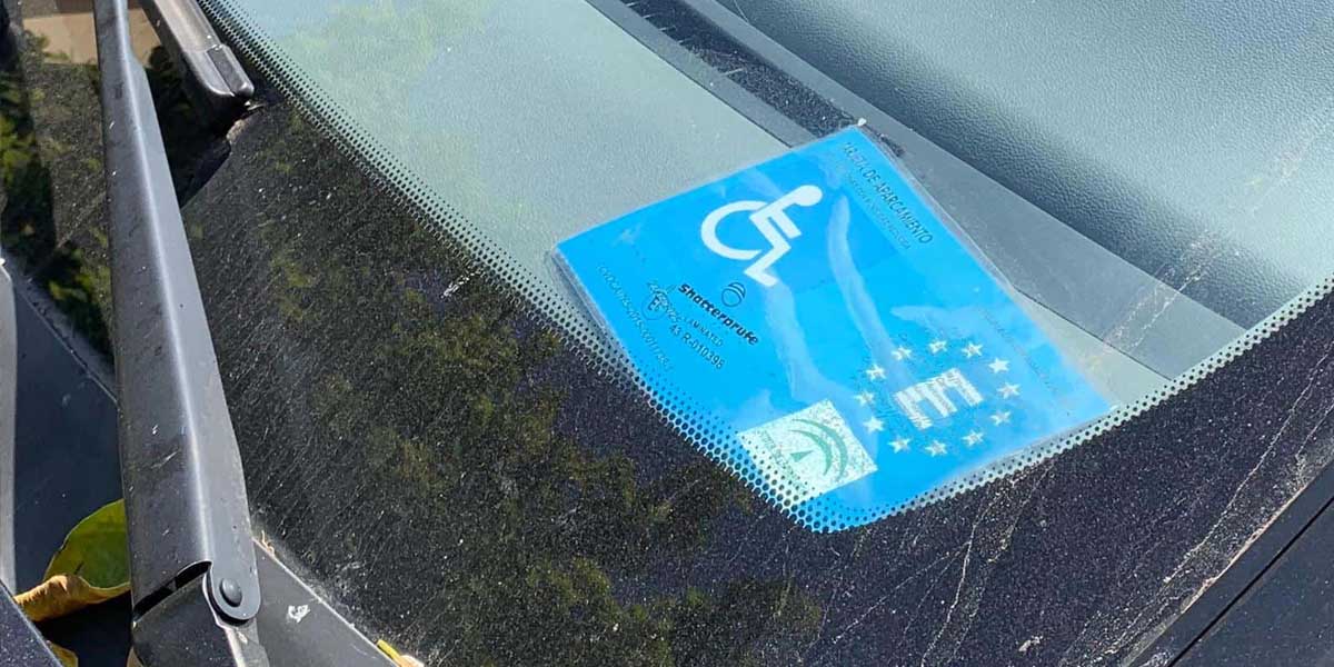 Sancionan a una conductora por utilizar la tarjeta de aparcamiento para personas con movilidad reducida a nombre de otra persona