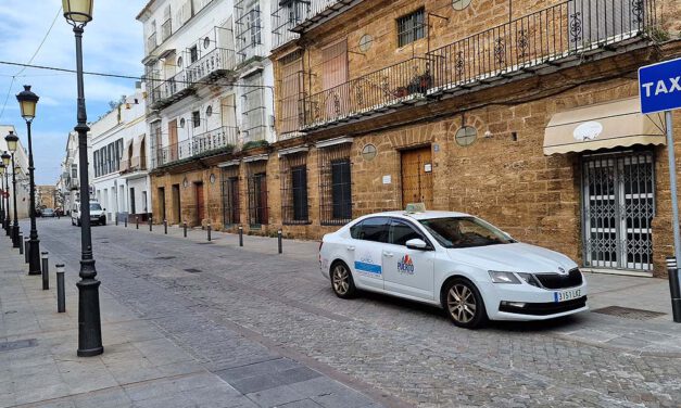 El Ayuntamiento amplía la parada de taxis de la Plaza de España y traslada la de Micaela Aramburu a Palacios