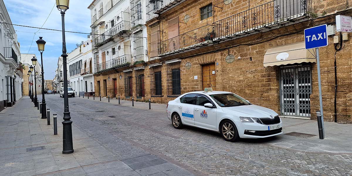 El Ayuntamiento amplía la parada de taxis de la Plaza de España y traslada la de Micaela Aramburu a Palacios