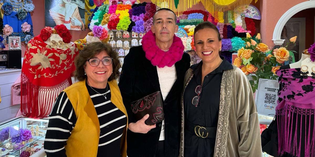 Calleja visita la Tienda Chari Pérez tras la llegada de toda su colección de Feria