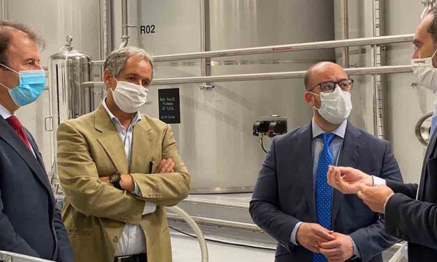 Beardo visita la planta de la Bodega El Tiro de Osborne