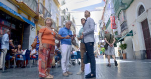 Supervisando la instalación de los toldos en la calle Luna. / Actualidad.