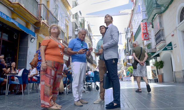 La instalación de los toldos en el centro de El Puerto terminará la semana que viene
