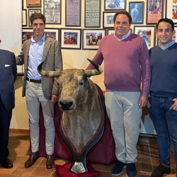 Daniel Crespo recibe la cabeza del toro “Aguaclara” tras su histórica faena en Plaza Real