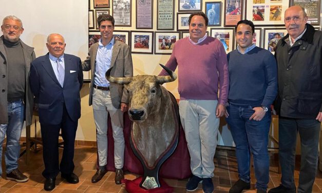 Daniel Crespo recibe la cabeza del toro “Aguaclara” tras su histórica faena en Plaza Real