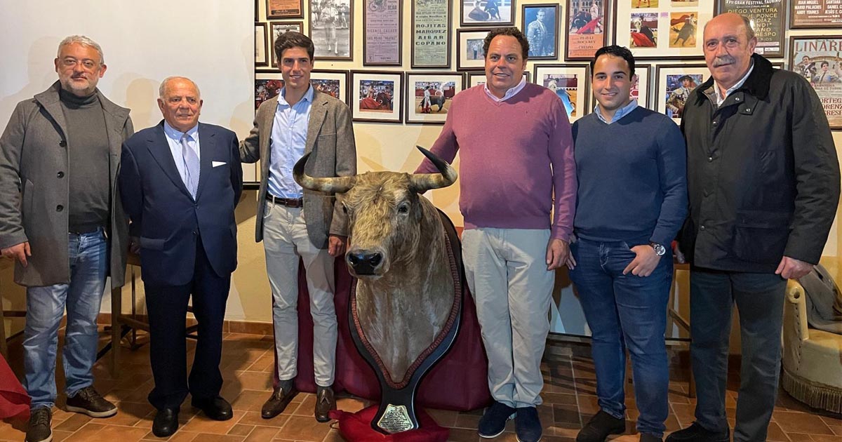 Daniel Crespo recibe la cabeza del toro “Aguaclara” tras su histórica faena en Plaza Real