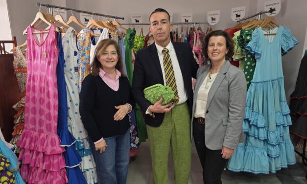 El mercadillo solidario de trajes de flamenca vuelve a llenar de vida y apoyo social el centro de El Puerto