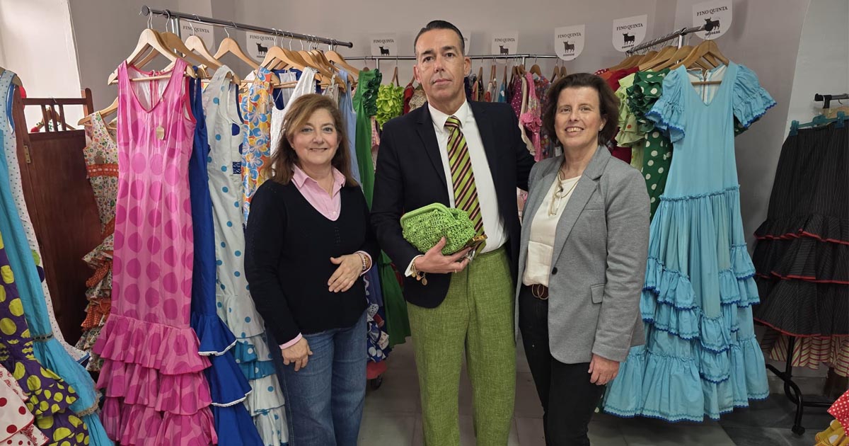 El mercadillo solidario de trajes de flamenca vuelve a llenar de vida y apoyo social el centro de El Puerto