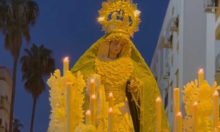 El traslado jubilar de la Virgen de Gracia y Esperanza reúne a numerosos fieles en su recorrido por el barrio