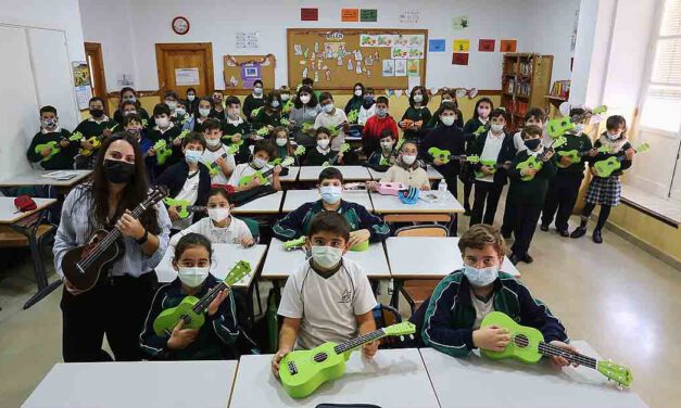 El ukelele aterriza en las aulas de Las Carmelitas de la mano de la joven docente Maribel Albeli