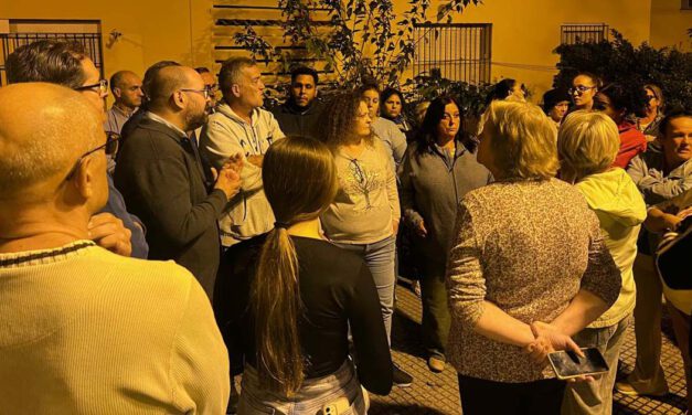 Los vecinos de Reyes Católicos trasladan sus prioridades en una reunión abierta en la plazoleta Torcuato Benjumeda