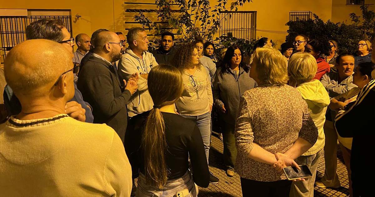 Los vecinos de Reyes Católicos trasladan sus prioridades en una reunión abierta en la plazoleta Torcuato Benjumeda