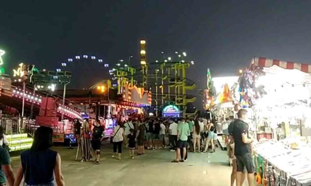 Denuncian que el paso a la Pasarela está cortado por una valla de obra por la Velada del Carmen