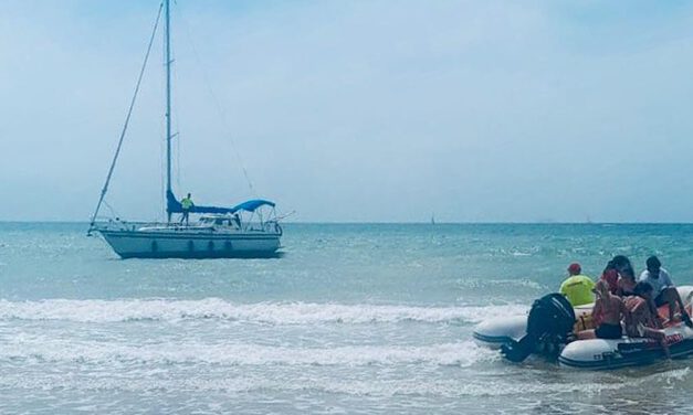 Un velero encalla en Valdelagrana y es rescatado con éxito por Salvamento Marítimo