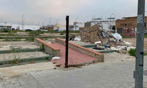 Denuncian el vertedero en que han convertido un solar de Avenida de La Diputación