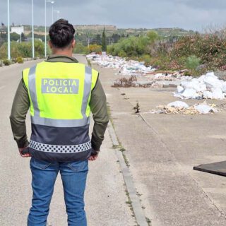 Continúa la lucha de la Policía Local contra los vertidos ilegales de basuras y enseres en El Puerto