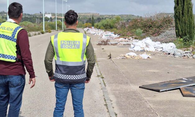 Continúa la lucha de la Policía Local contra los vertidos ilegales de basuras y enseres en El Puerto