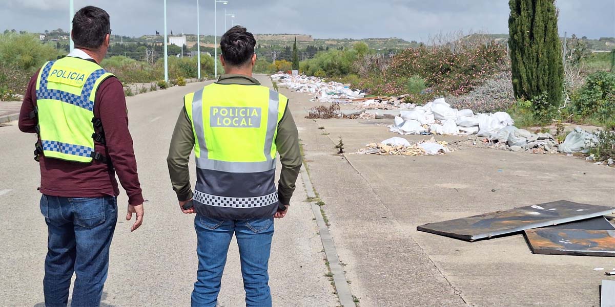 Continúa la lucha de la Policía Local contra los vertidos ilegales de basuras y enseres en El Puerto