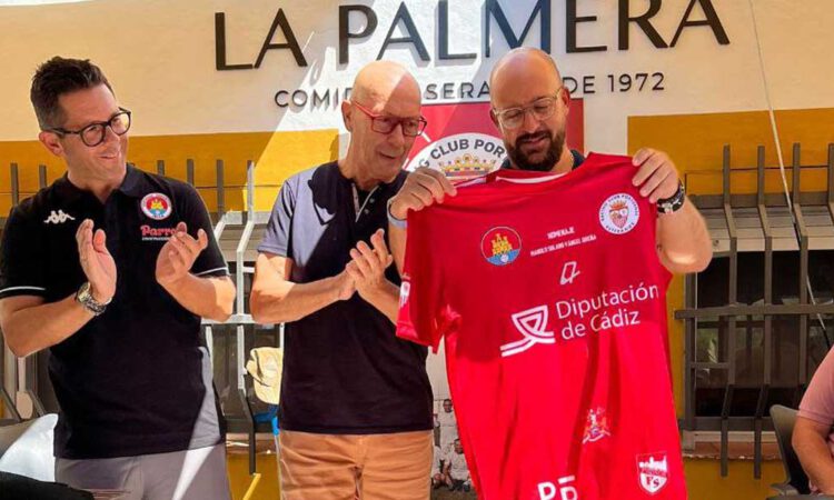 Los veteranos del Racing Portuense rinden homenaje desde el Estadio José del Cuvillo a Manolo Solano y Ángel Ureña