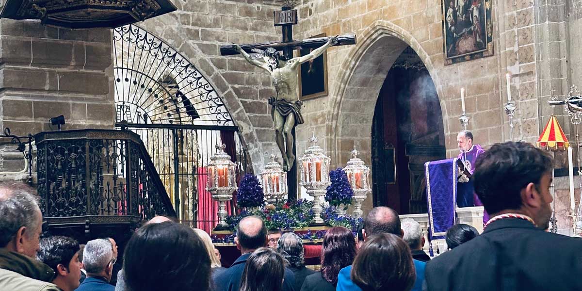 El Cristo de la Misericordia preside el Vía Crucis en la Basílica ante el riesgo de lluvias