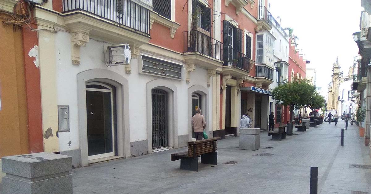 Instalados cubos de granito en la calle Vicario para dar seguridad a los peatones